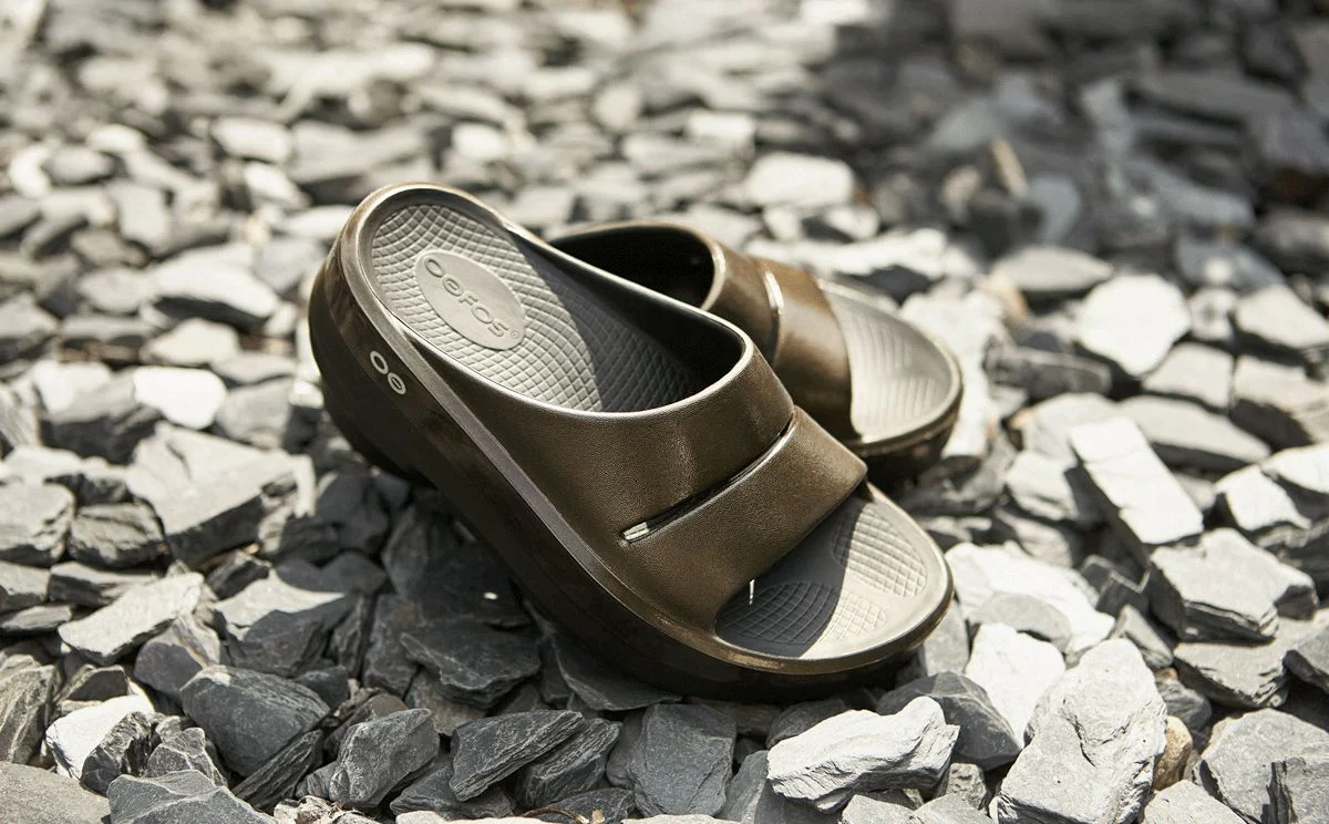 OOFOS Women's OOmega OOahh Stacked Sandal - Titanium Mirror - Image 4